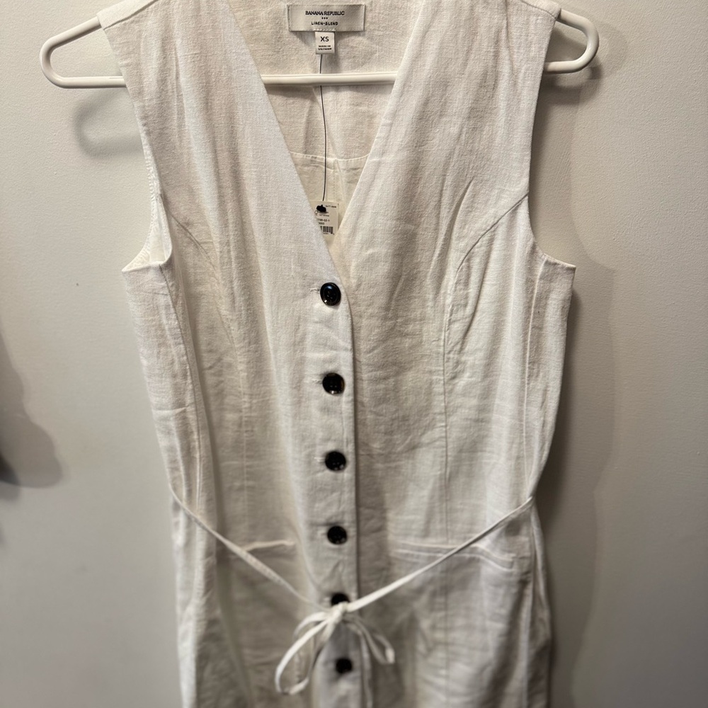 Banana Republic Linen-Blend Cream V-Neck Top